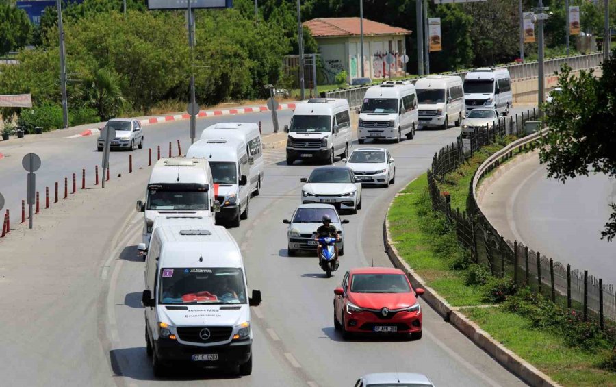 Antalya’da Servisçiler Korsana İsyan Etti