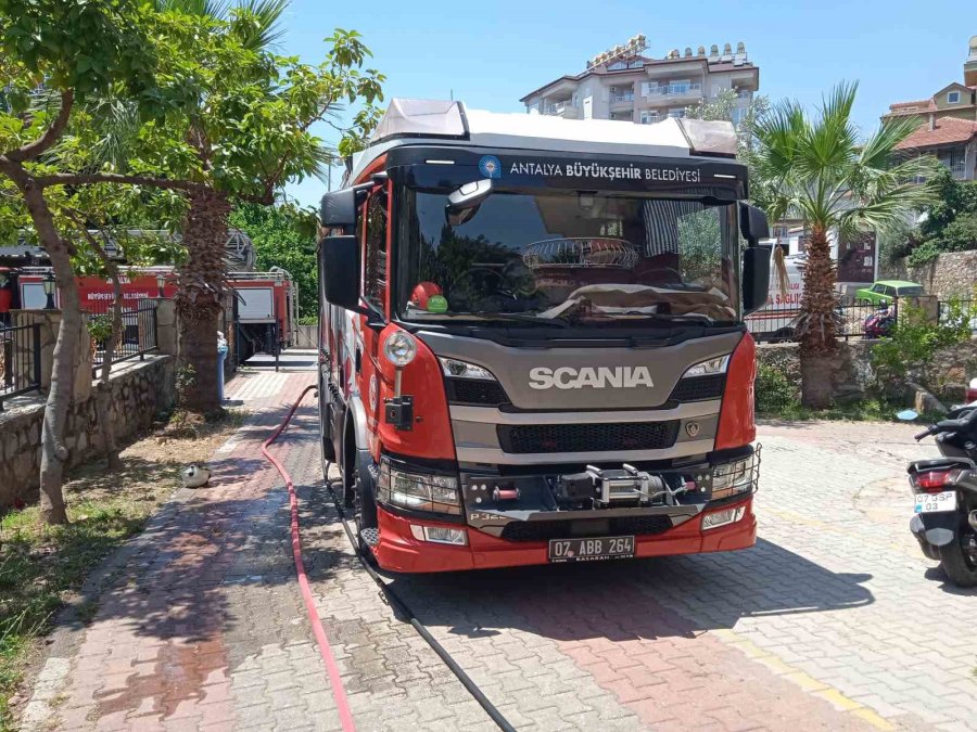 Alanya’da 7 Katlı Binanın Zemininde Çıkan Yangın Evi Kül Etti