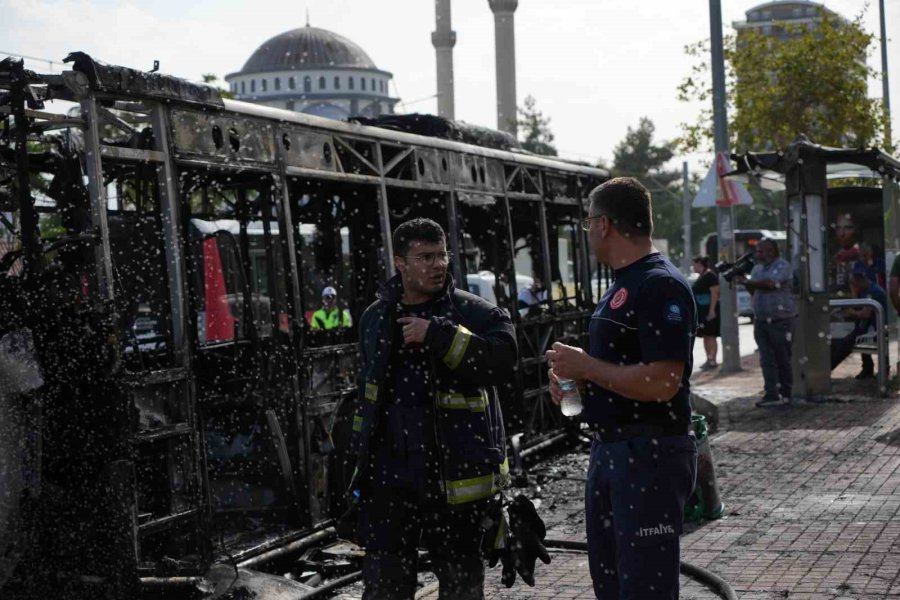 Antalya’da Yanan Halk Otobüsünden Geriye Hurda Yığını Kaldı