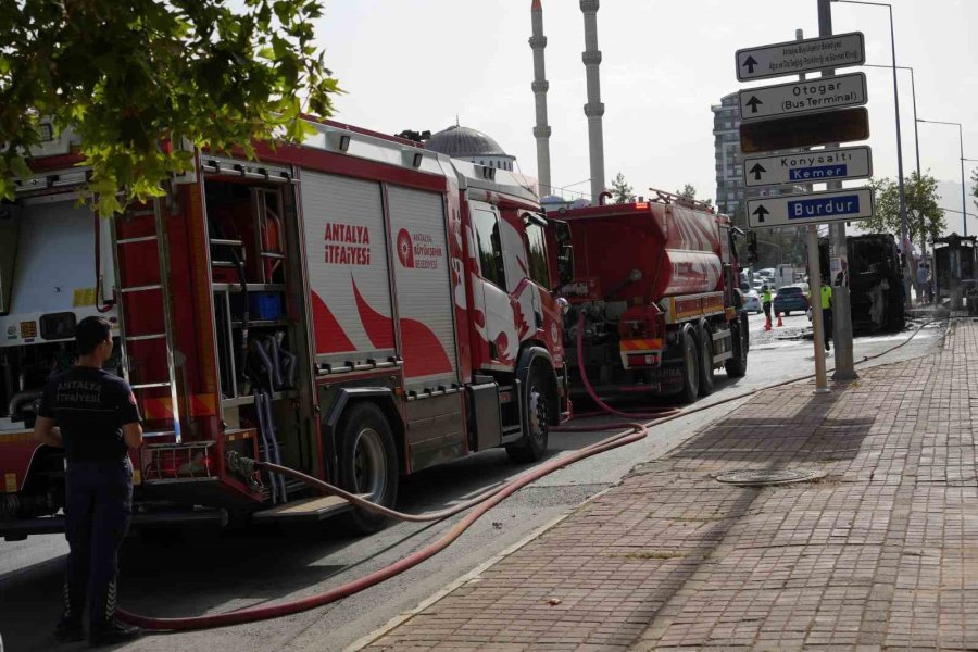 Antalya’da Yanan Halk Otobüsünden Geriye Hurda Yığını Kaldı