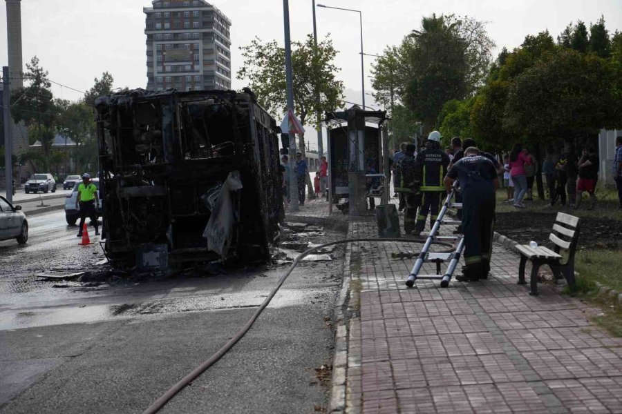 Antalya’da Yanan Halk Otobüsünden Geriye Hurda Yığını Kaldı