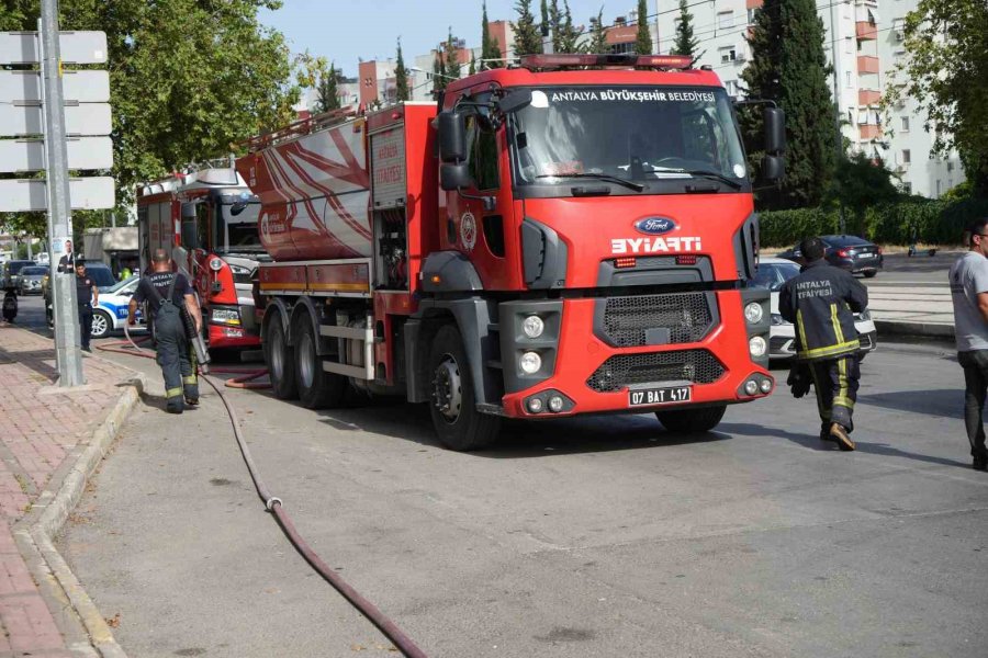 Antalya’da Yanan Halk Otobüsünden Geriye Hurda Yığını Kaldı