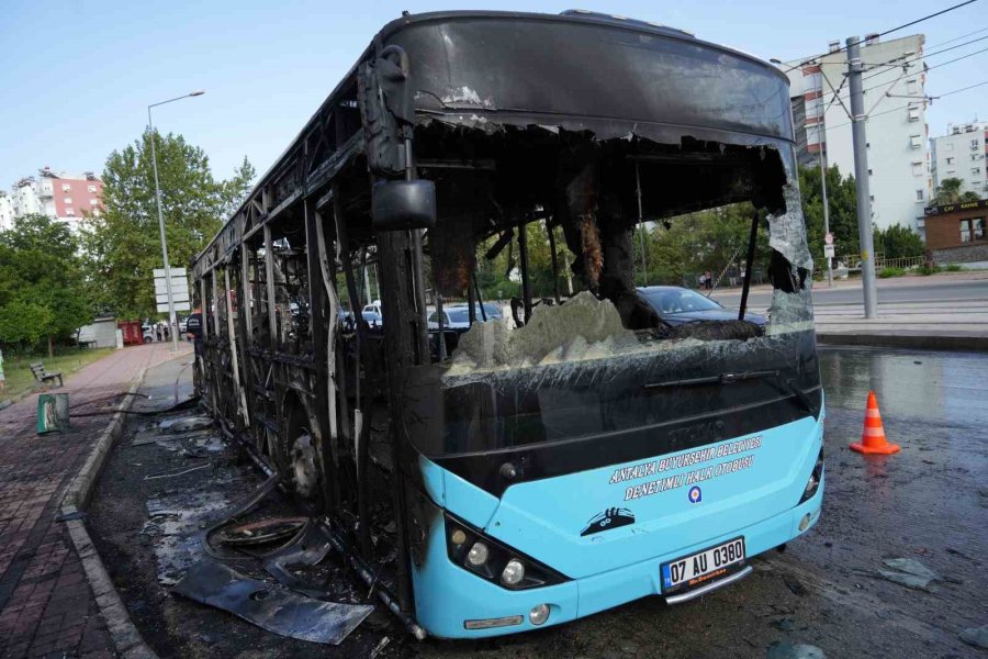 Antalya’da Yanan Halk Otobüsünden Geriye Hurda Yığını Kaldı