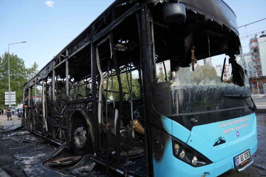 Antalya’da Yanan Halk Otobüsünden Geriye Hurda Yığını Kaldı