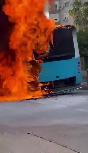 Antalya’da Yanan Halk Otobüsünden Geriye Hurda Yığını Kaldı