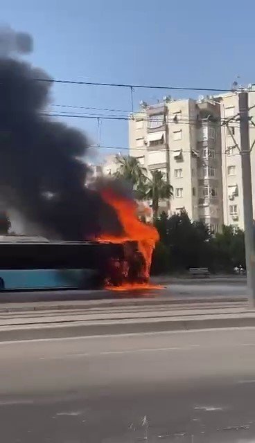 Antalya’da Yanan Halk Otobüsünden Geriye Hurda Yığını Kaldı