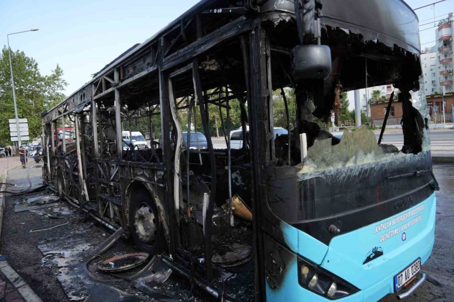 Antalya’da Yanan Halk Otobüsünden Geriye Hurda Yığını Kaldı