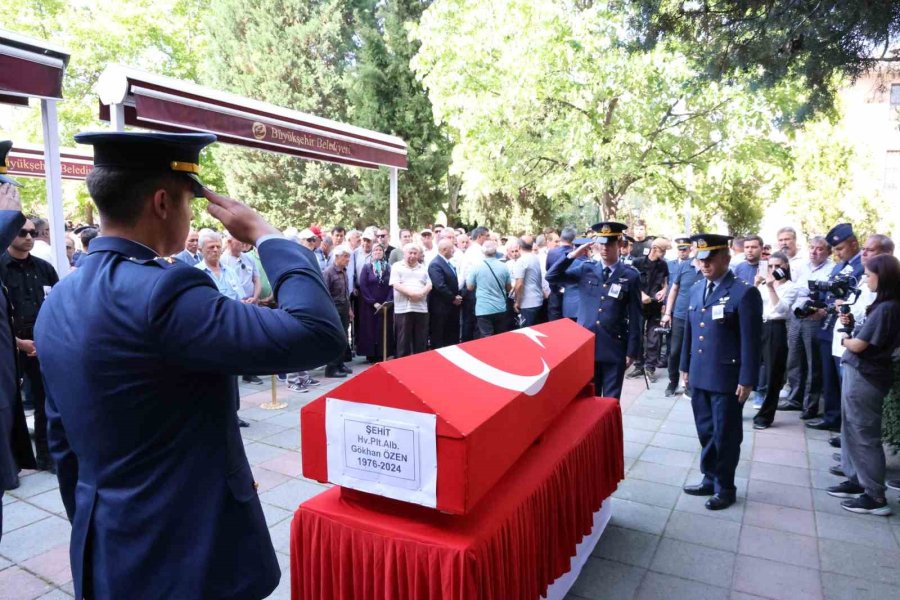 Şehit Pilot Albay Gökhan Özen Gözyaşlarıyla Son Yolculuğuna Uğurlandı