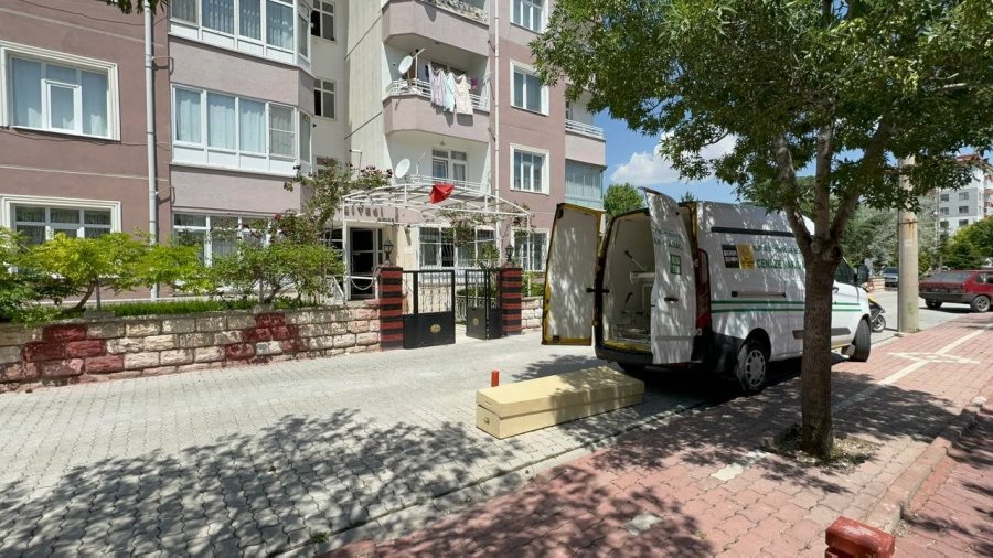 Genç Kadın Apartman Bahçesinde Ölü Bulundu