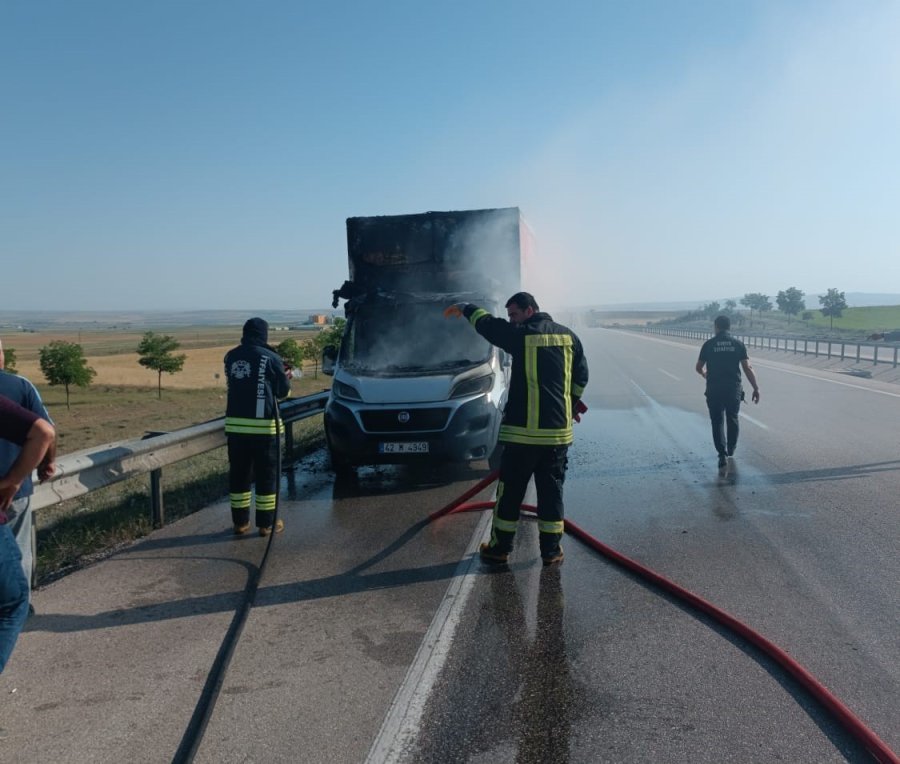 Ekmek Dağıtım Aracı Yanarak Kullanılmaz Hale Geldi