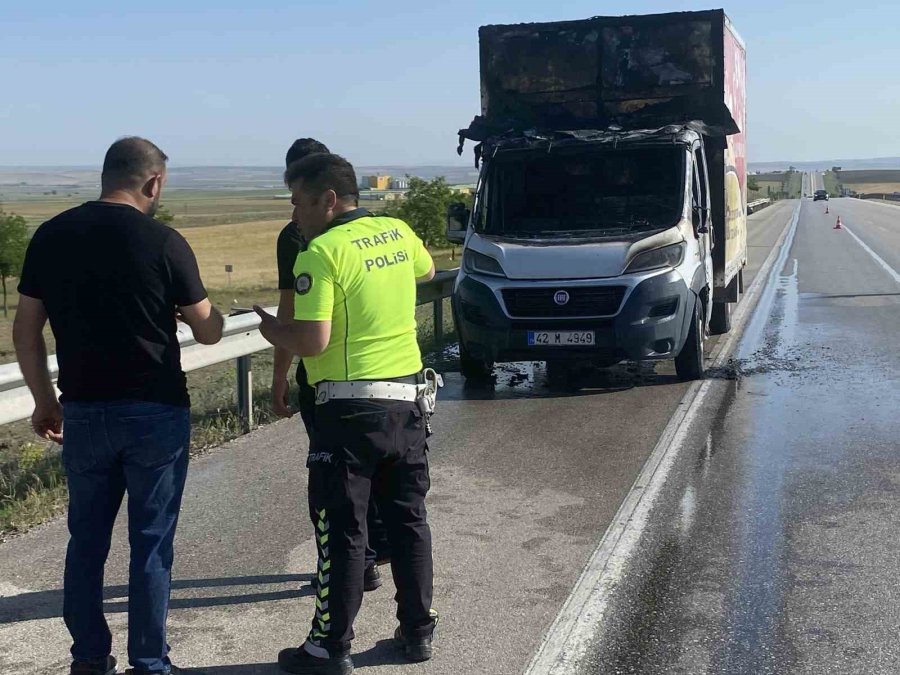 Ekmek Dağıtım Aracı Yanarak Kullanılmaz Hale Geldi