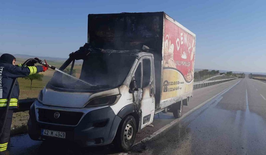 Ekmek Dağıtım Aracı Yanarak Kullanılmaz Hale Geldi