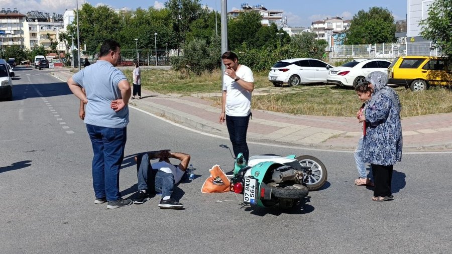 Kazada Yaralanan Sürücüye Vatandaşlardan Buzlu Tedavi