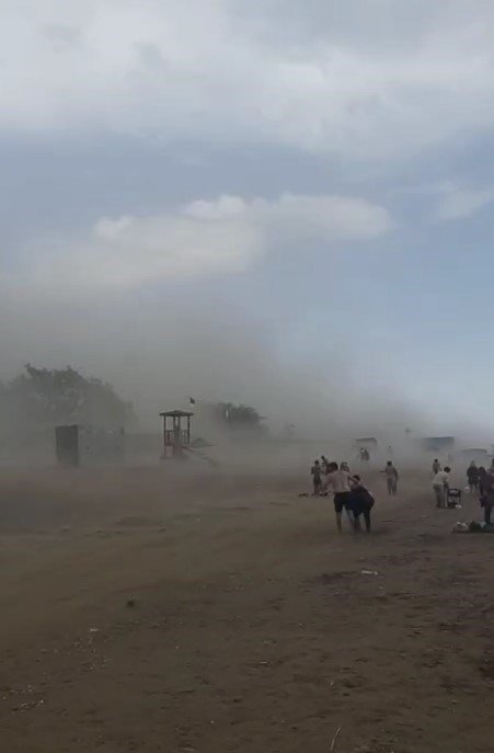 Antalya’da Hava Sıcaklığı 15 Dakikada 16 Derece Birden Düştü, Kum Fırtınası Çıktı, Ağaçlar Devrildi