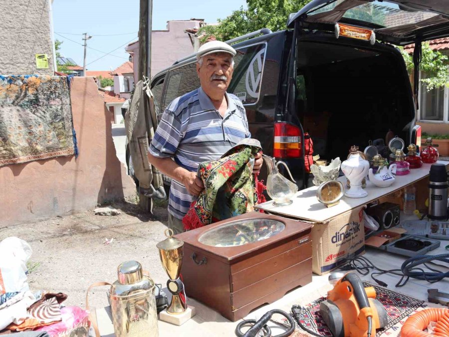 Yılların Tarihini Çarşı Pazar Dolaşarak Satıyor