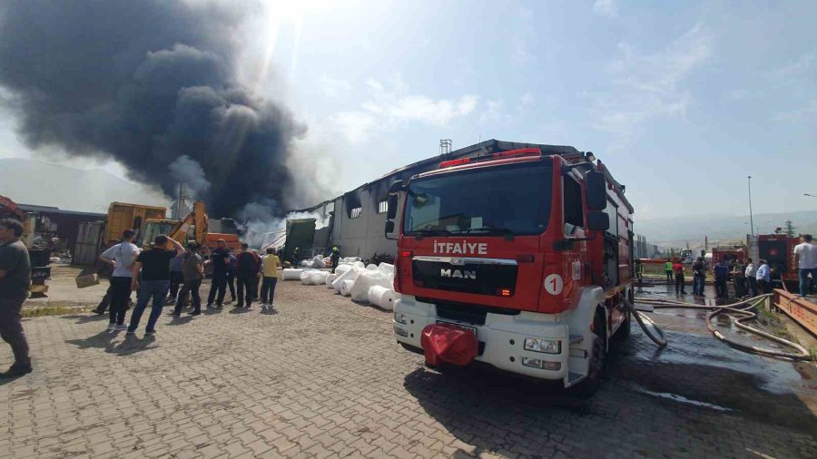 Kayseri’de Fabrika Yangını; Ekipler Müdahale Ediyor