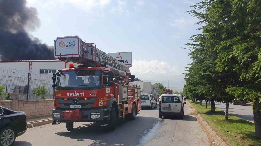 Kayseri’de Fabrika Yangını; Ekipler Müdahale Ediyor