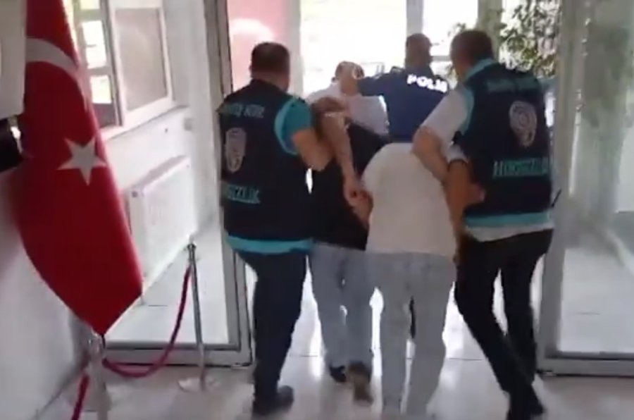 Bisiklet Hırsızları Önce Kameraya Sonra Polise Yakalandı