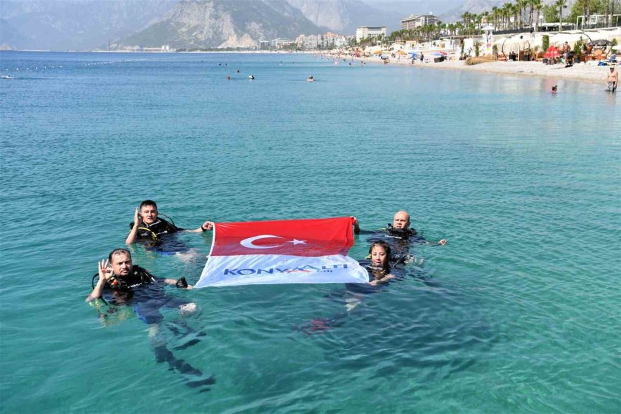 Dip Temizliği Yapıp Denizde Bayrak Açtılar