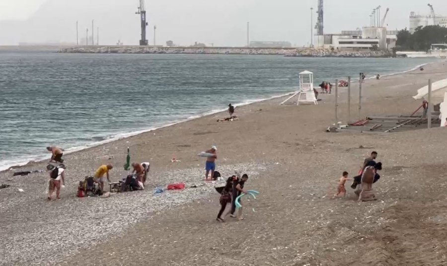 Antalya’da Şaşırtan Hava Değişimi: 38 Dereceli Gök Gürültülü Sağanak