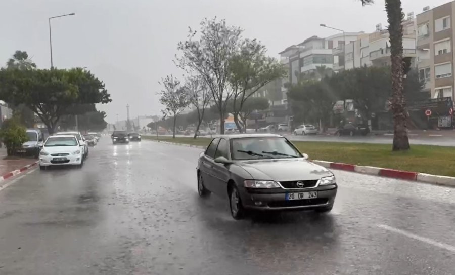 Antalya’da Şaşırtan Hava Değişimi: 38 Dereceli Gök Gürültülü Sağanak