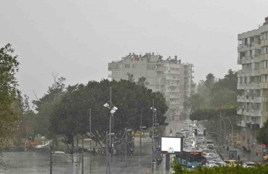 Antalya’da Şaşırtan Hava Değişimi: 38 Dereceli Gök Gürültülü Sağanak