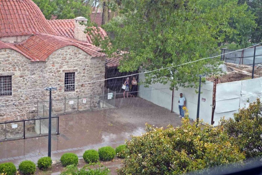 Antalya’da Şaşırtan Hava Değişimi: 38 Dereceli Gök Gürültülü Sağanak