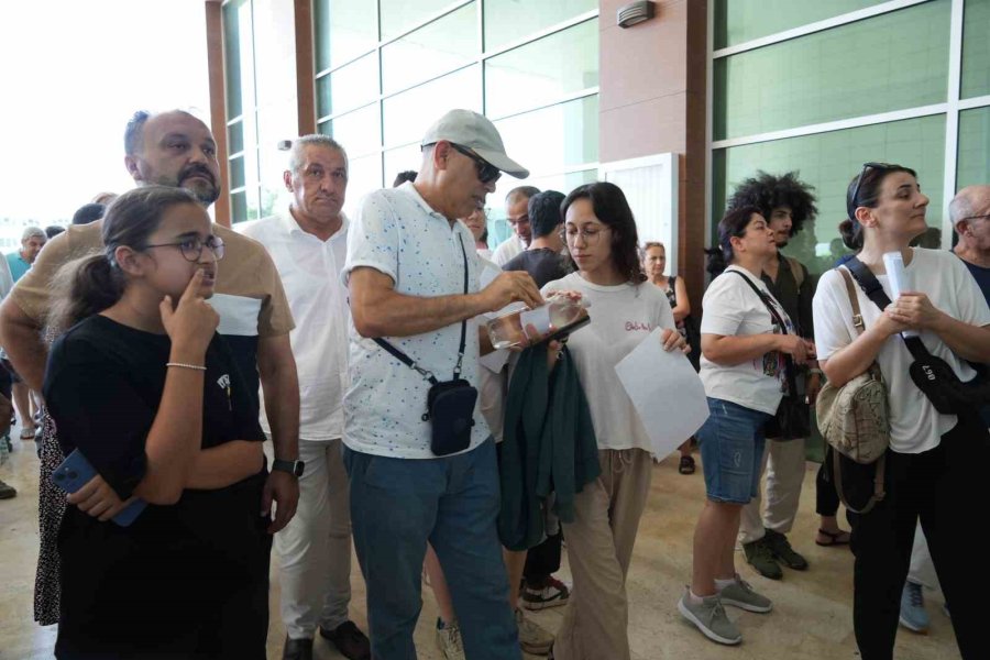 Trafik Polisiyle Dakikalar Kala Sınava Yetiştiler