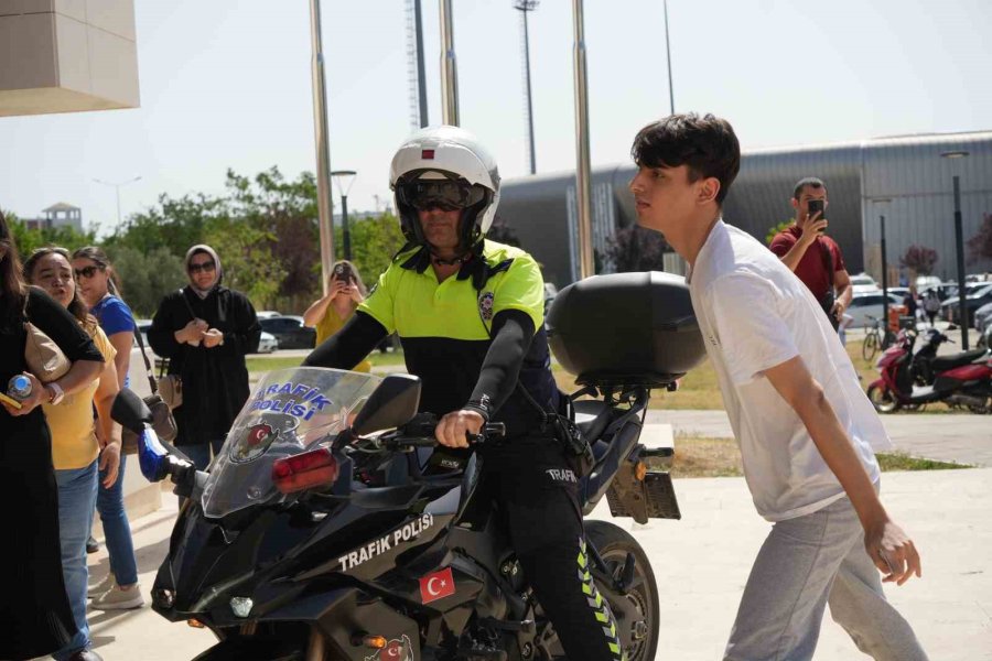 Trafik Polisiyle Dakikalar Kala Sınava Yetiştiler