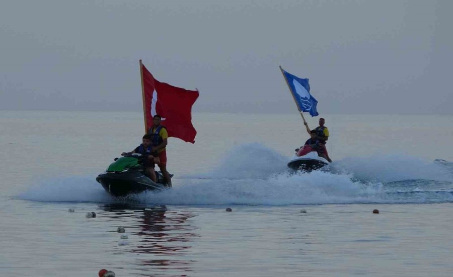 Plajlara Mavi Bayraklar Çekildi, Turizm Sezonu Başladı