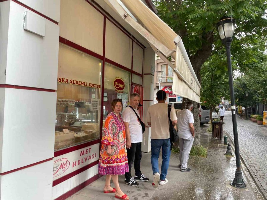 Vatandaşlar Yağmurdan Korunmak İçin Dükkanlara Sığındı