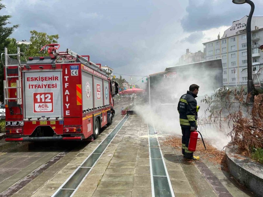 Eskişehir’de Sokak Lambasından Kaynaklı Yangın Paniğe Neden Oldu