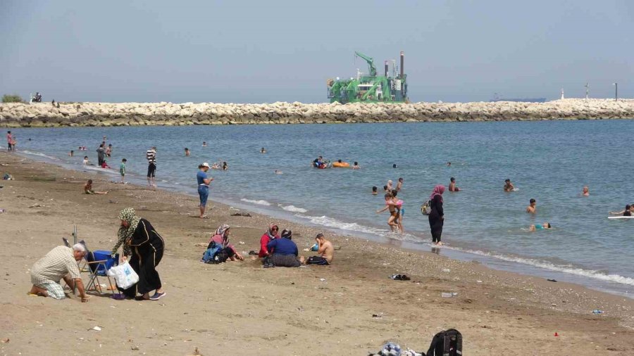 Adana’nın Sıcağından Bunalan Gençler Soluğu Mersin Sahillerinde Aldı