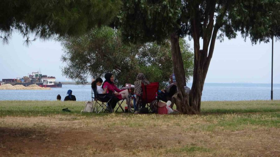 Adana’nın Sıcağından Bunalan Gençler Soluğu Mersin Sahillerinde Aldı