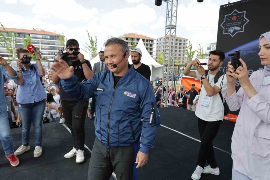 Aksaray Bilim Festivali’nde Alper Gezeravcı Rüzgarı