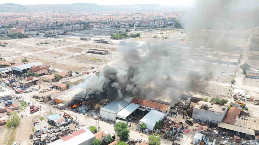 Aksaray’da Kereste Fabrikası Alev Alev Yandı