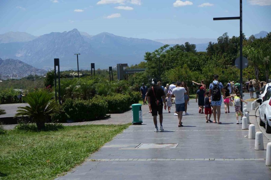 Antalya’da Sıcaktan Bunalanlar Sahile Koştu