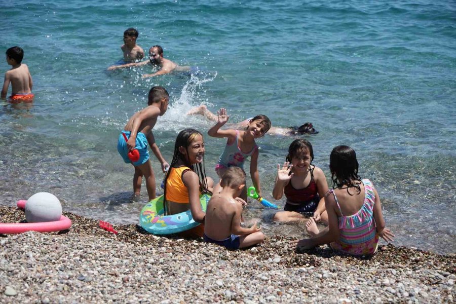 Antalya’da Sıcaktan Bunalanlar Sahile Koştu