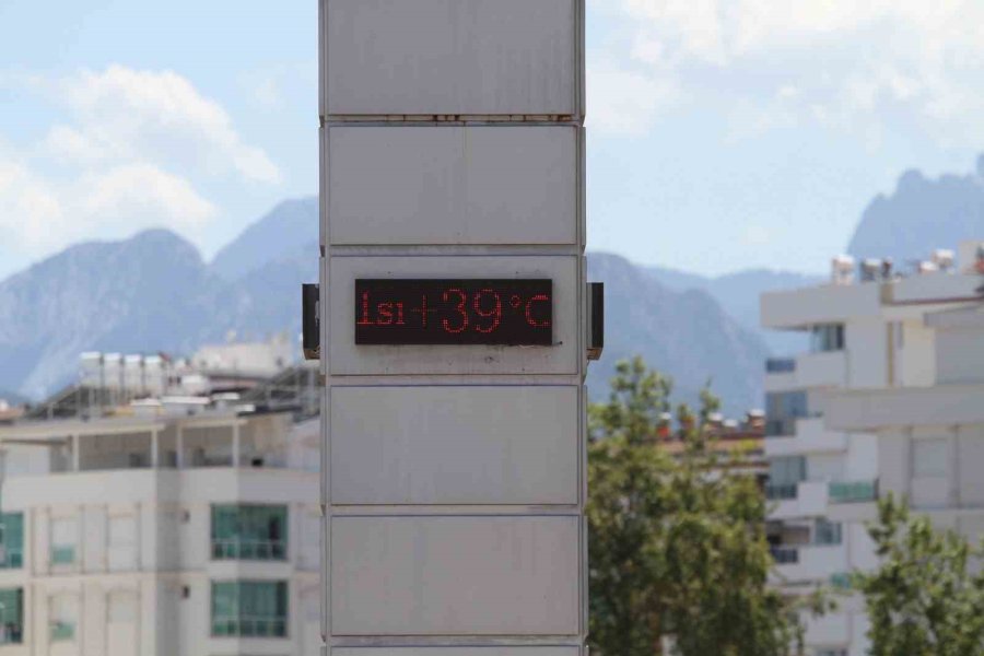 Antalya’da Sıcaktan Bunalanlar Sahile Koştu