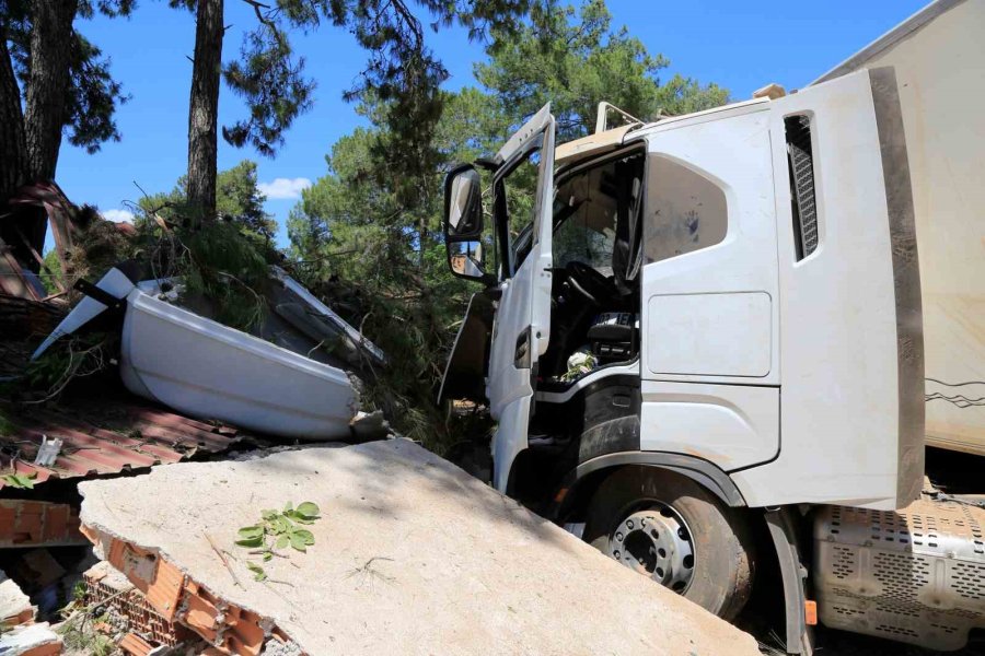 Kontrolden Çıkan Tır, Çam Ağacına Ve Depoya Çarparak Durabildi: 1 Yaralı