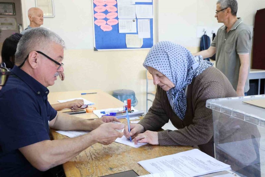 Eskişehir’de 4 Bin Çifte Vatandaş Bulgaristan Seçimleri İçin Sandığa Gitti