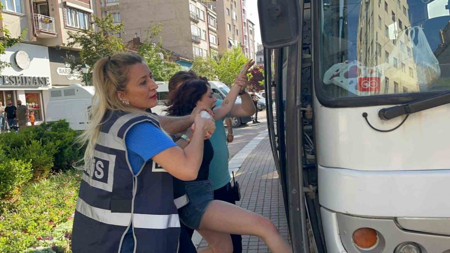 İzinsiz Yürüyüşe Polis Müdahale Etti, 10 Kişi Gözaltına Alındı