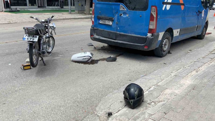 Karaman’da 2 Araca Çarpan Motosiklet Sürücüsü Ağır Yaralandı