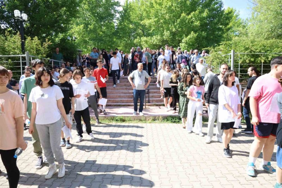 Öğrenciler Sınıflarda Aileleri İse Dışarıda Ayt Heyecanı Yaşadı