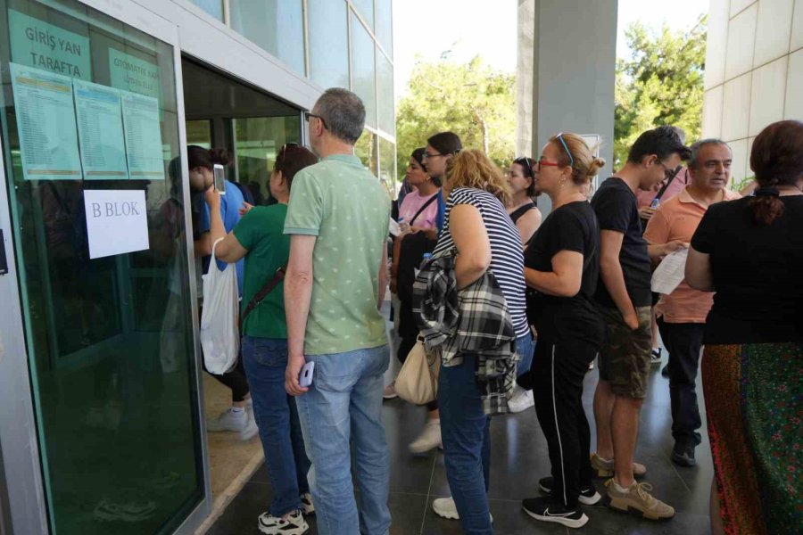 Ayt’ye Giren Öğrencileri Veliler Dualarla Uğurladı