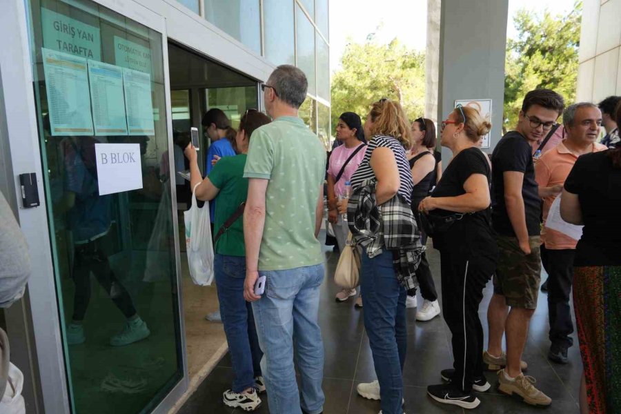 Ayt’ye Giren Öğrencileri Veliler Dualarla Uğurladı