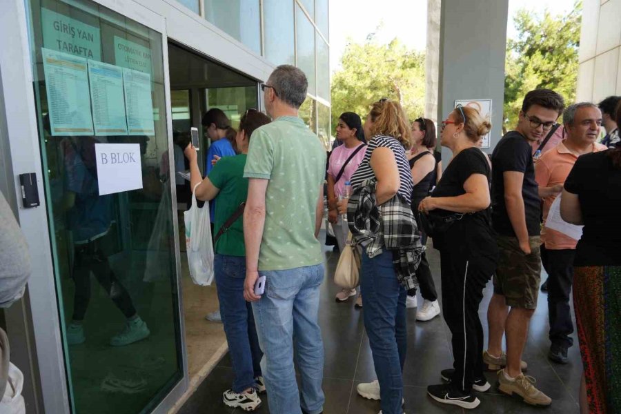 Yks’ye Geç Kalan Adayın İmdadına Polis Ekipleri Yetişti