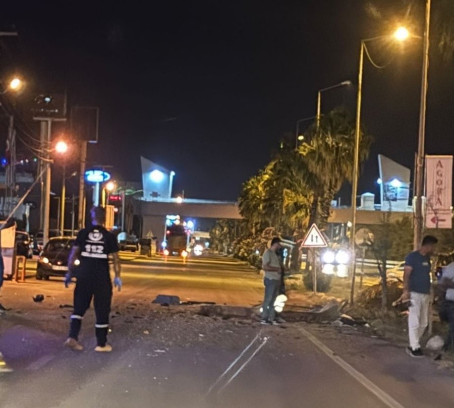 Otomobilin İkiye Ayrıldığı Kazanın Güvenlik Kamerası Görüntüleri Ortaya Çıktı