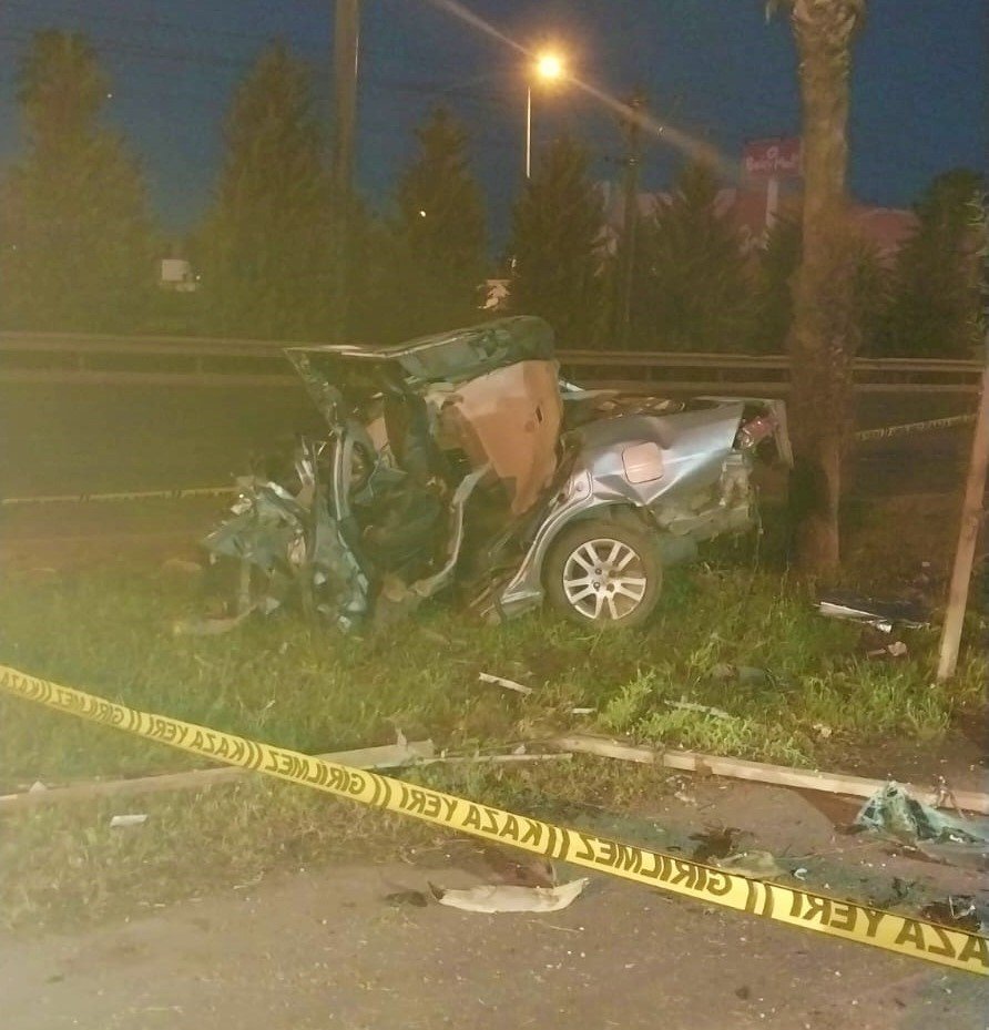 Otomobilin İkiye Ayrıldığı Kazanın Güvenlik Kamerası Görüntüleri Ortaya Çıktı