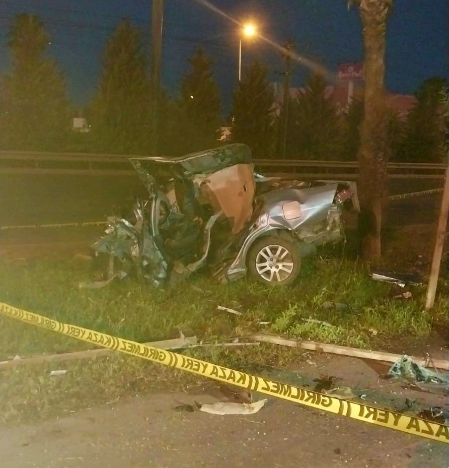 Otomobil İkiye Bölündü, Feci Kazada Sürücü Hayatını Kaybetti